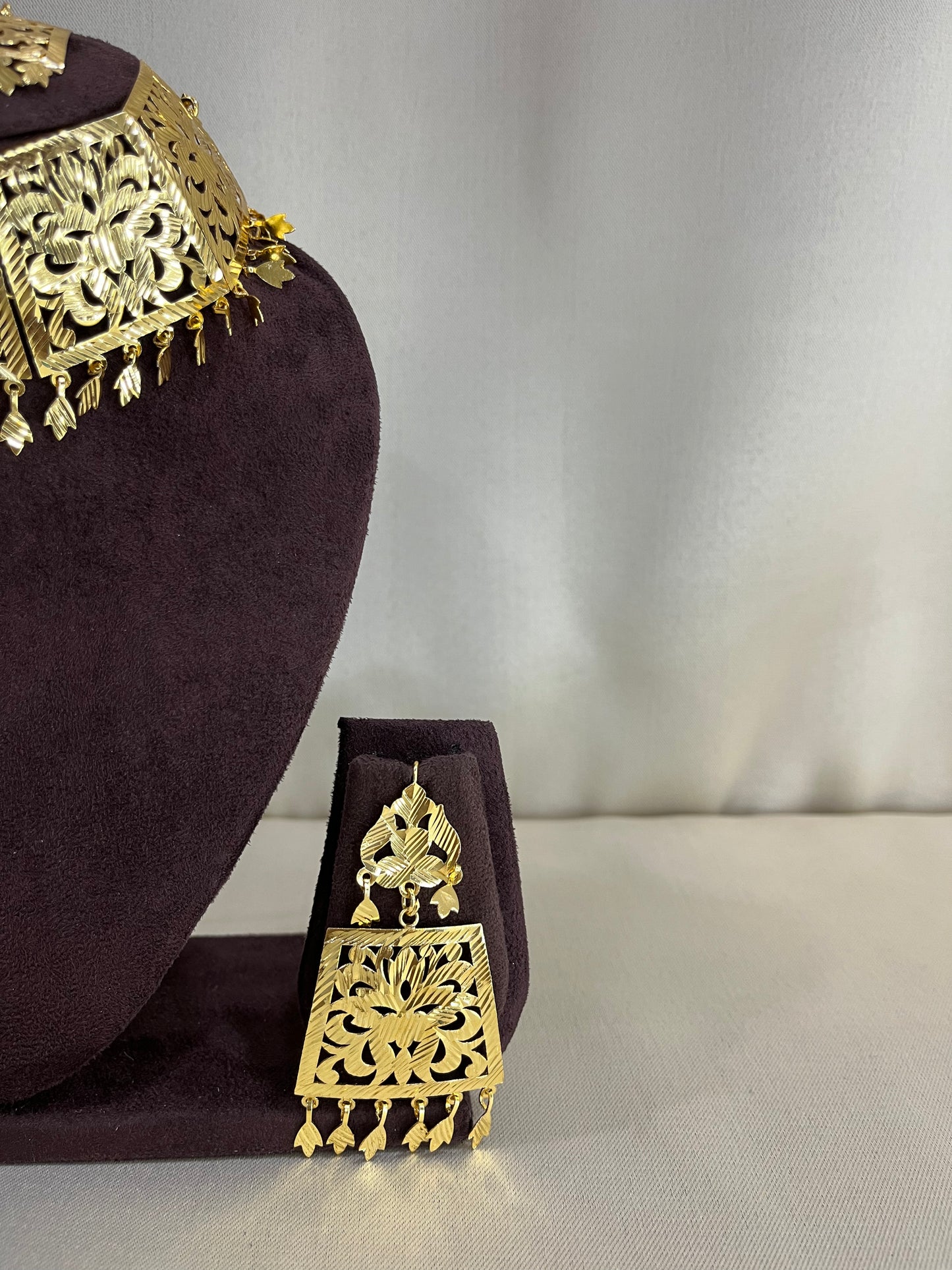 Jadau Timeless Necklace Set with Tika - Gold