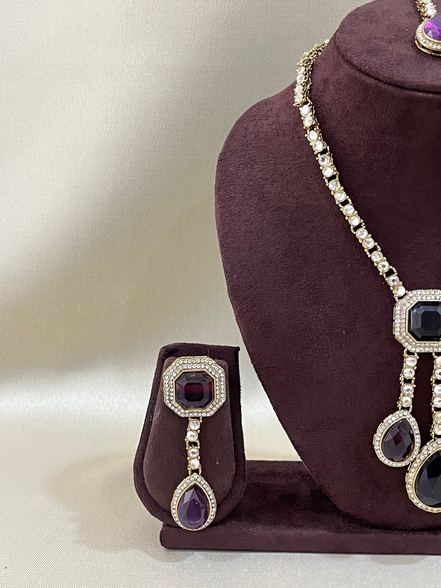 Delicate Kundan Necklace Set - Purple